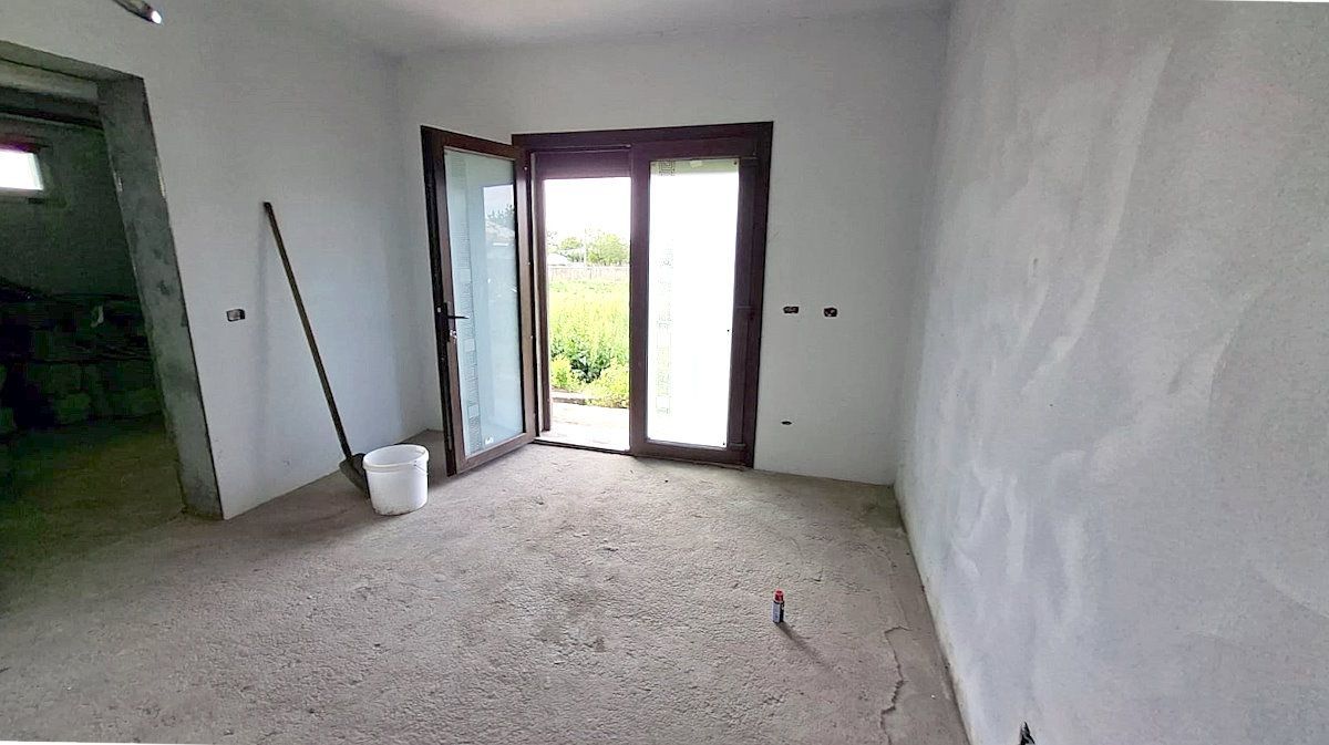 Casă tip vilă cu teren 2426 mp în Matca – oportunitate la 115.000 € - Poză 6