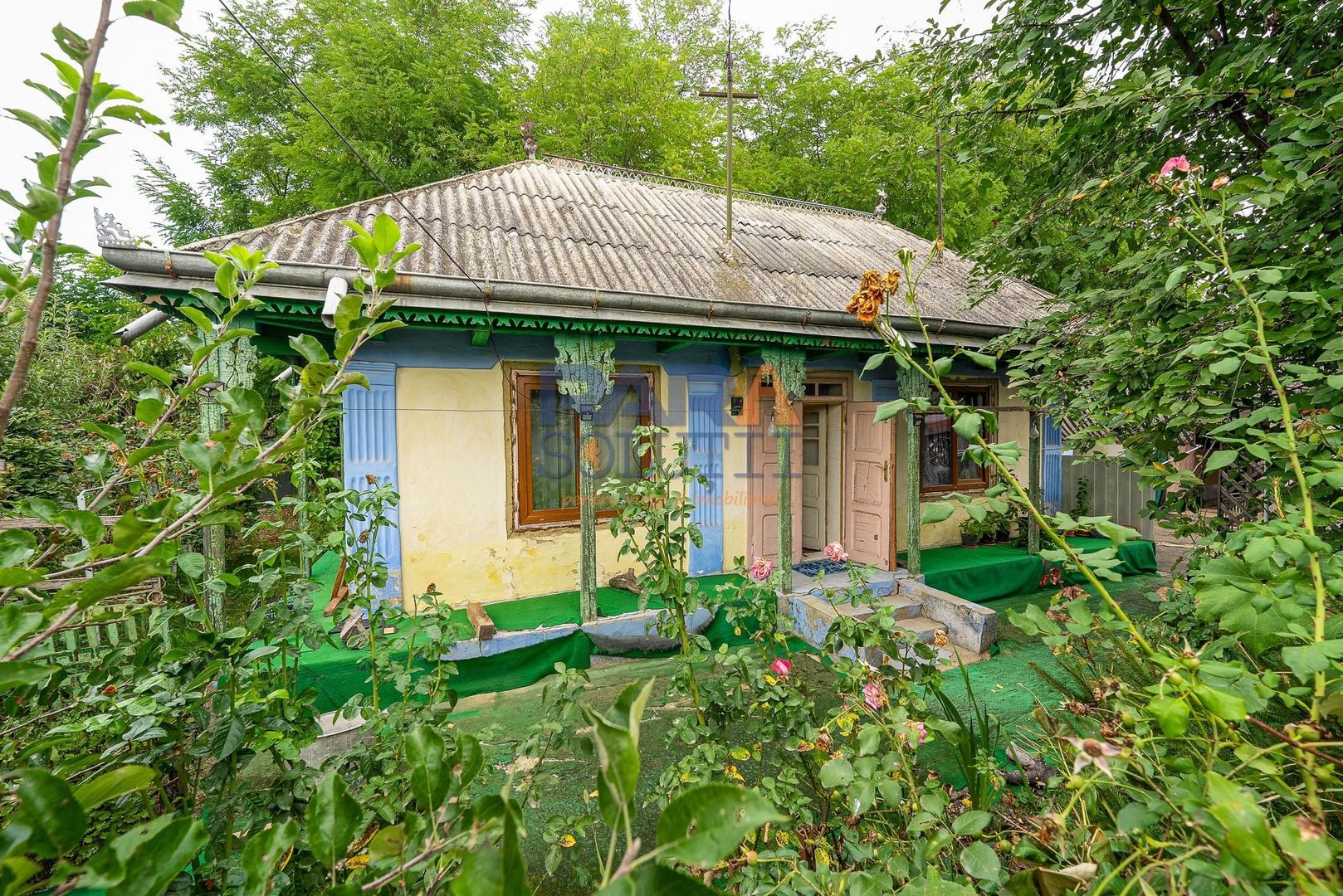Casă interbelică + 3.060 mp intravilan, Trifești, 7,9 km de Roman - Poză 1