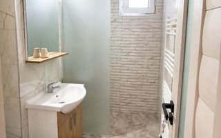 De vanzare apartament cu 2 camere, central. et. 3, 79.900 euro - Poză 3