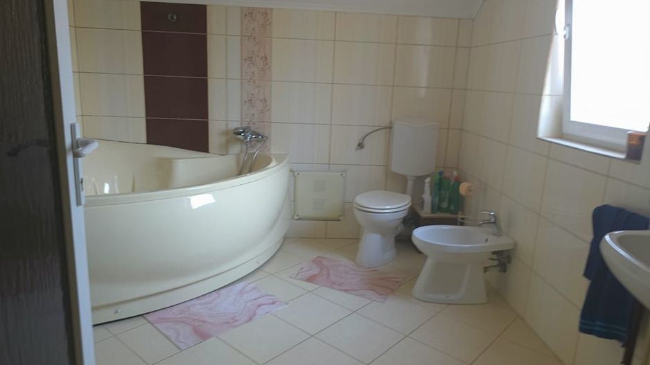Casa langa Blue Sky cu panouri solare, garaj si terasa mare - Poză 11