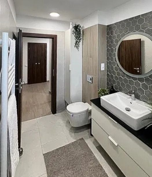 Un apartament în care priveliștea către Tâmpa face parte din experiența de zi cu - Poză 9