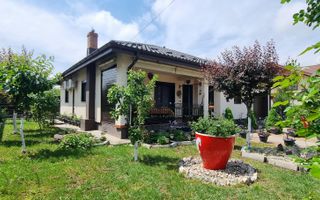 Parter cu structură pentru etaj, curte amenajată și organizare impeca - Poză 1