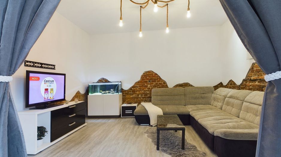 Apartament la curte comună - Central - Poză 1