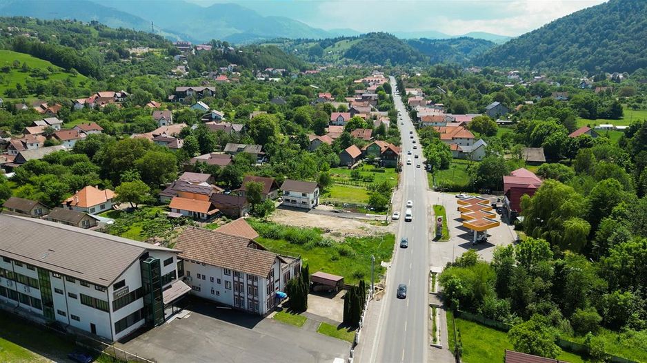Teren intravilan,cu utilitati, front stradal apreciabil - Poză 1