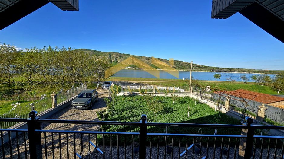 Casa de vanzare pe malul Dunari in Serbia - Poză 1