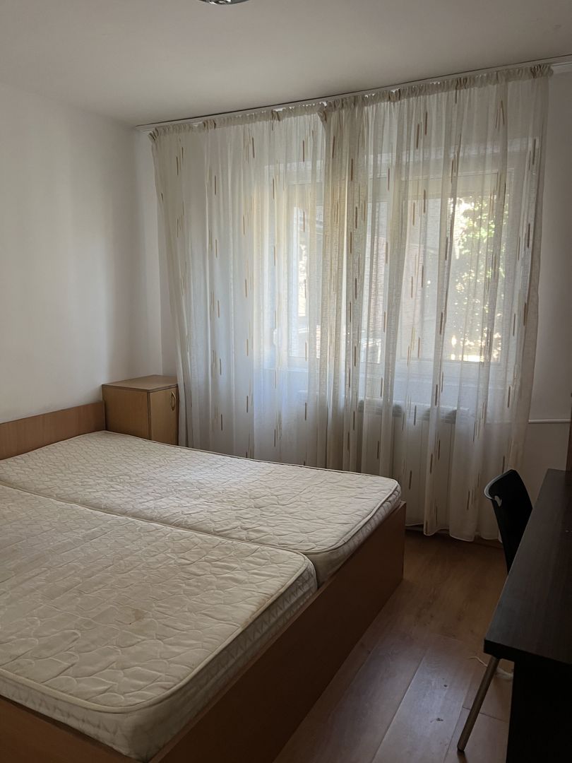 vand apartament 2 camere zona Bulevardul Revolutiei ,etaj 1, decomanda - Poză 7