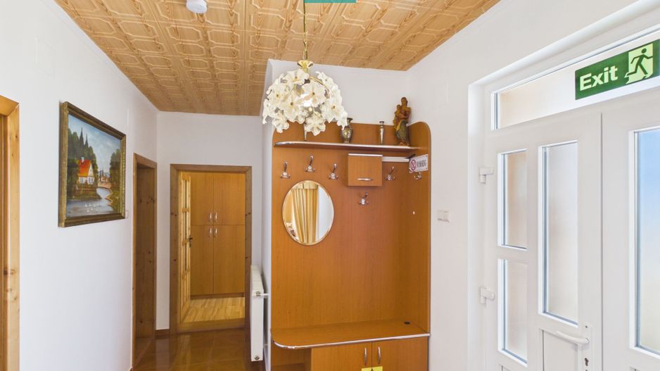 Casă renovată cu curte mare de închiriat în Rontău - Poză 9