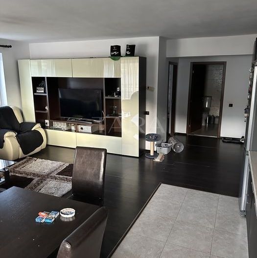 Apartament cu 2 camere, 2 balcoane de 15 mp, zonă Florilor. - Poză 2