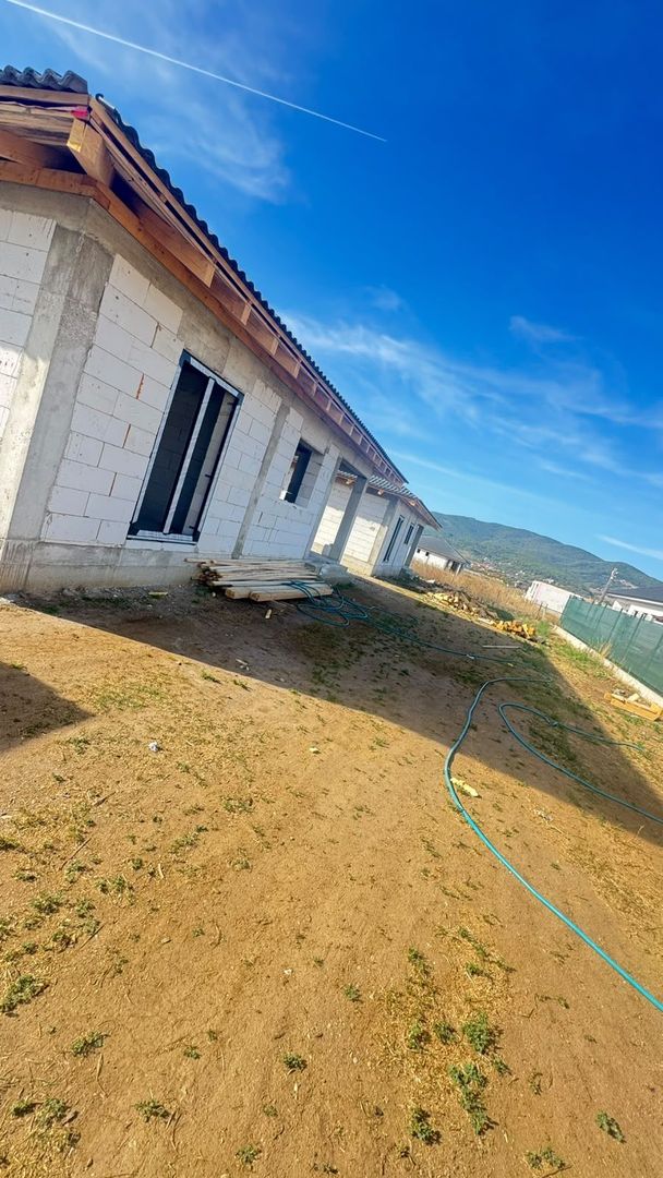 🏡 CASĂ DE VÂNZARE - Poză 1