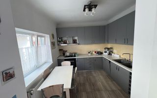 Casa frumoasa de vanzare la curte comuna, zona Centrala! - Poză 2