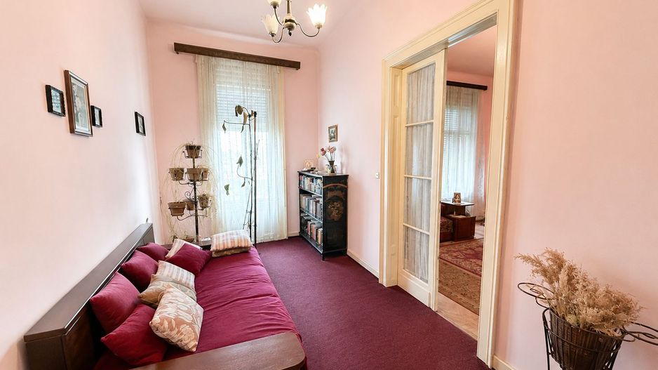 Apartament ultracentral de vânzare - 4 boxe incluse + acoperiș nou - Poză 2