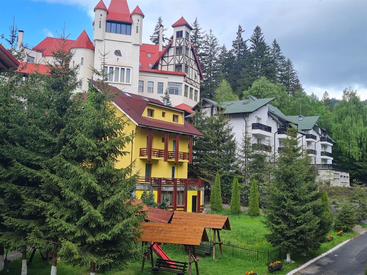 Casa ta de vacanta, imbratisata de natura,3 terase, parcare, Poiana Brasov - Poză 1