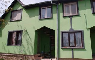 Casă cu etaj, Livezeni