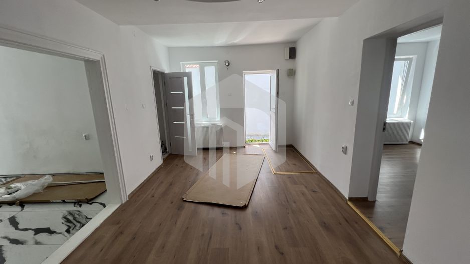 De vanzare casa renovata- 2 cladiri- Zona Moldoveanu-- 400 mp utili - Poză 3