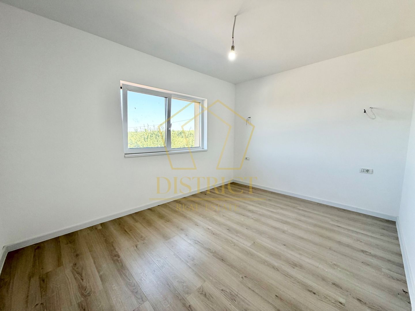 Duplex cu 5 camere si 2 bai, 470 mp teren si 115 mp utili in Ghiroda. - Poză 17