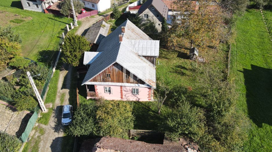 Casa traditional bucovineana la poalele muntilor Bucovinei - Poză 5