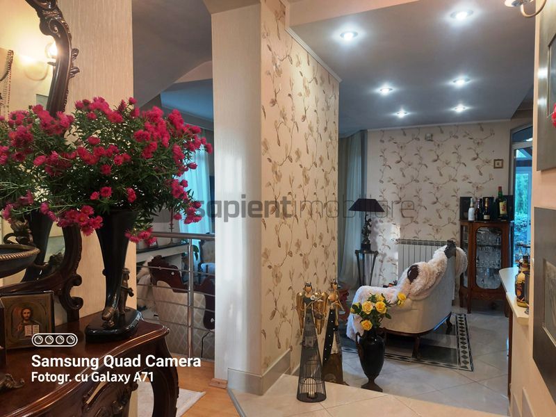 Casa lux cu 5 camere in Rontau - Poză 4