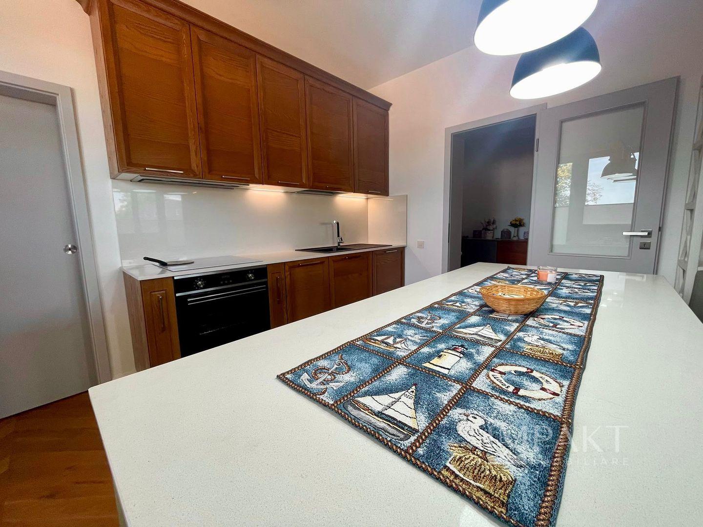 De inchiriat-Apartament cu 4 camere, Garaj și Parcare | Zona Centrala - Poză 2