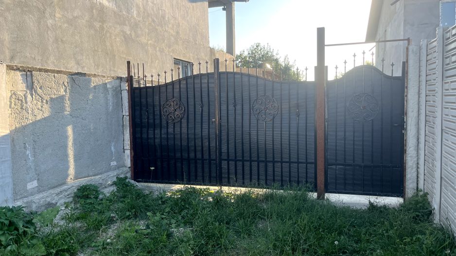 Casa la gri, 7 camere, 2 bai - Poză 2