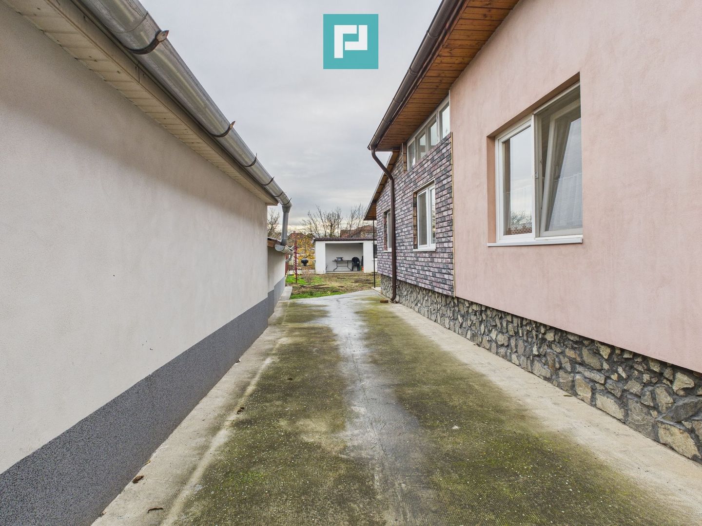 Casă cu 4 camere în Curtici pentru investiții - Poză 13