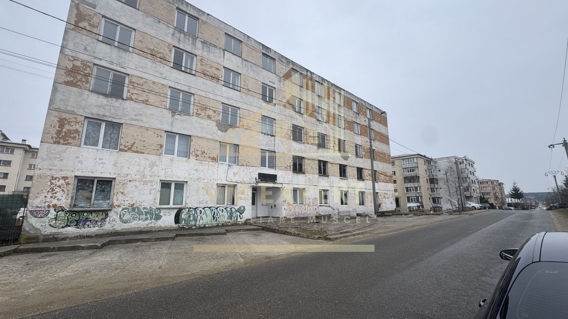 BLOC DE GARSONIERE P+4 SUPRAFAȚĂ UTILĂ 2135MP TEREN 2967 MP CĂMPULUNG - Poză 1