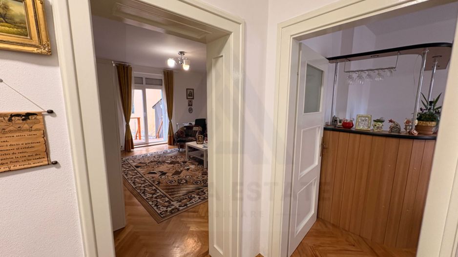 Apartament decomandat 70 mp utili 2 bai pivnita si curte 58 mp Central - Poză 4