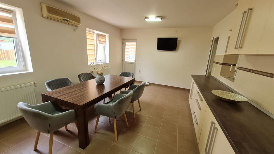 Casă cu teren generos pretabila pentru afacere - Poză 6