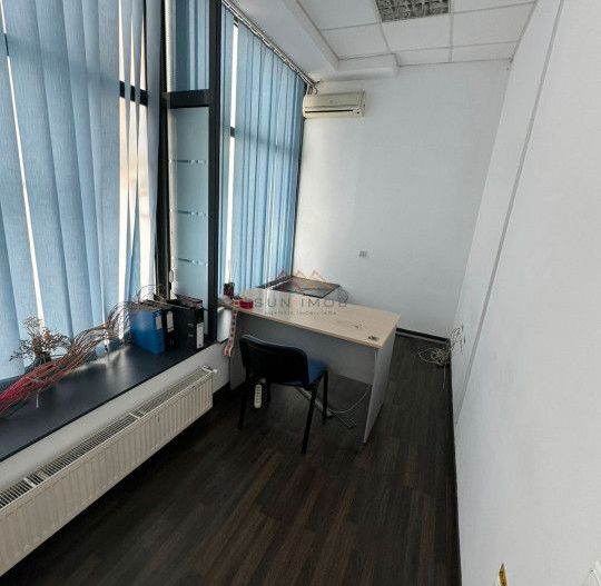 Spatiu comercial, ultracentral, compartimentat, 117m2, 19ml vitrina,CT - Poză 8