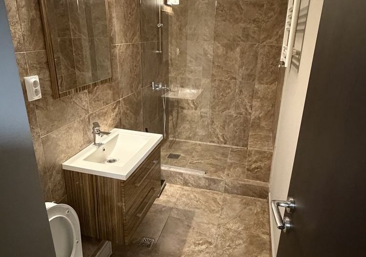 Închiriez garsonieră modernă, Piața Muncii, aproape de metrou - Poză 5