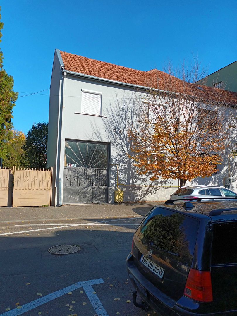 Casa cu etaj, 4 camere, central, cu acces auto in curte - Poză 1