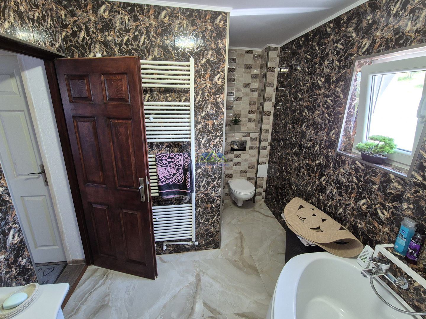 Vand casa 8 camere, 5 bai, 2 garaje, teliucul inferior, teren 1767 mp - Poză 7