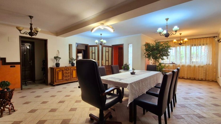 Cauți o casă mare sau spațiu pentru business? Aici le ai pe ambele! - Poză 26