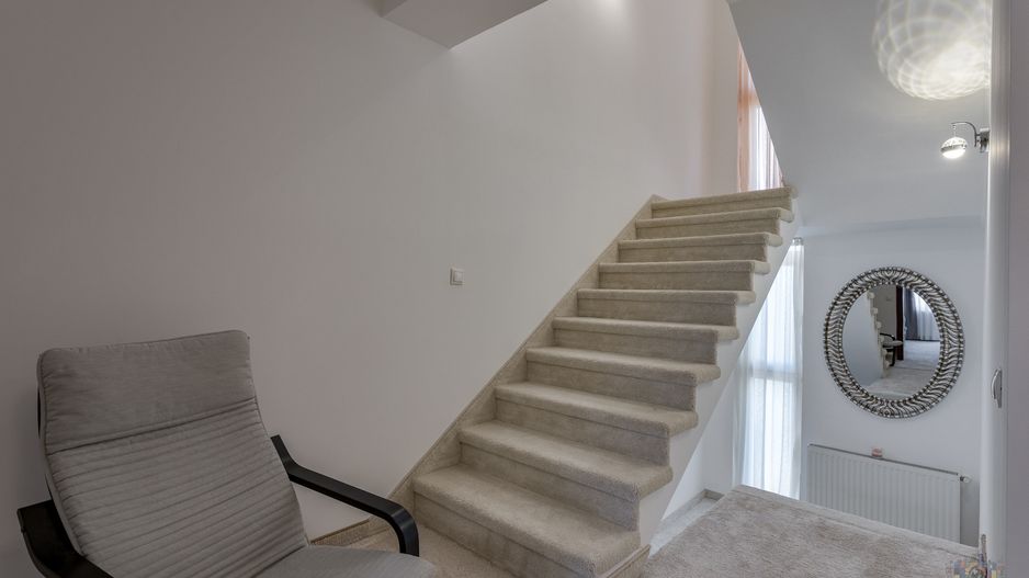 Vilă renovată P+1+M  | Foișor vitrat, grădină și jacuzzi - Poză 40