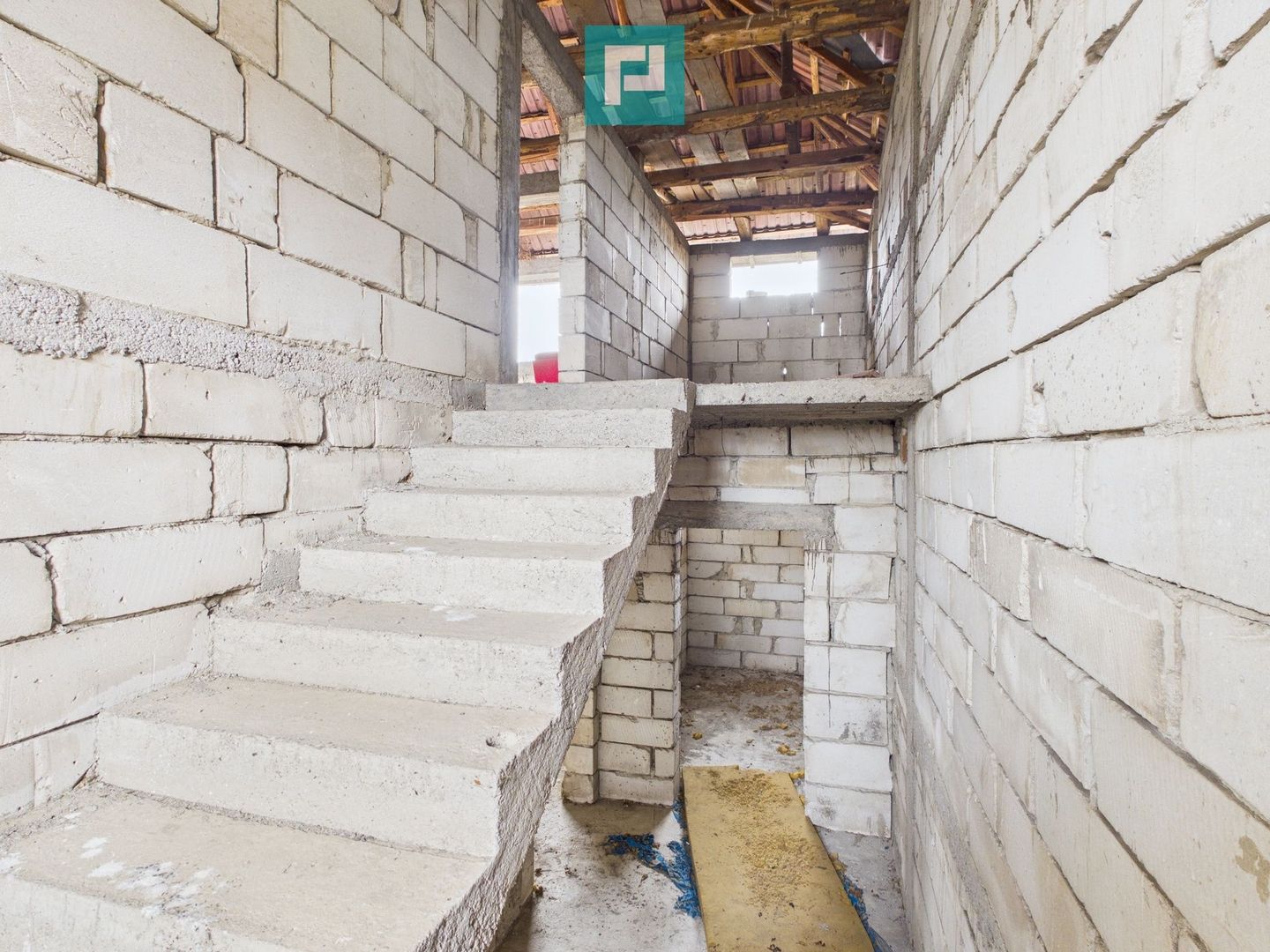 Casă la roșu în localitatea Almaș, Arad. - Poză 6