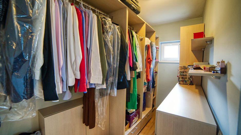 Casa complet mobilata 5 camere 3 bai curte generoasa - Poză 30