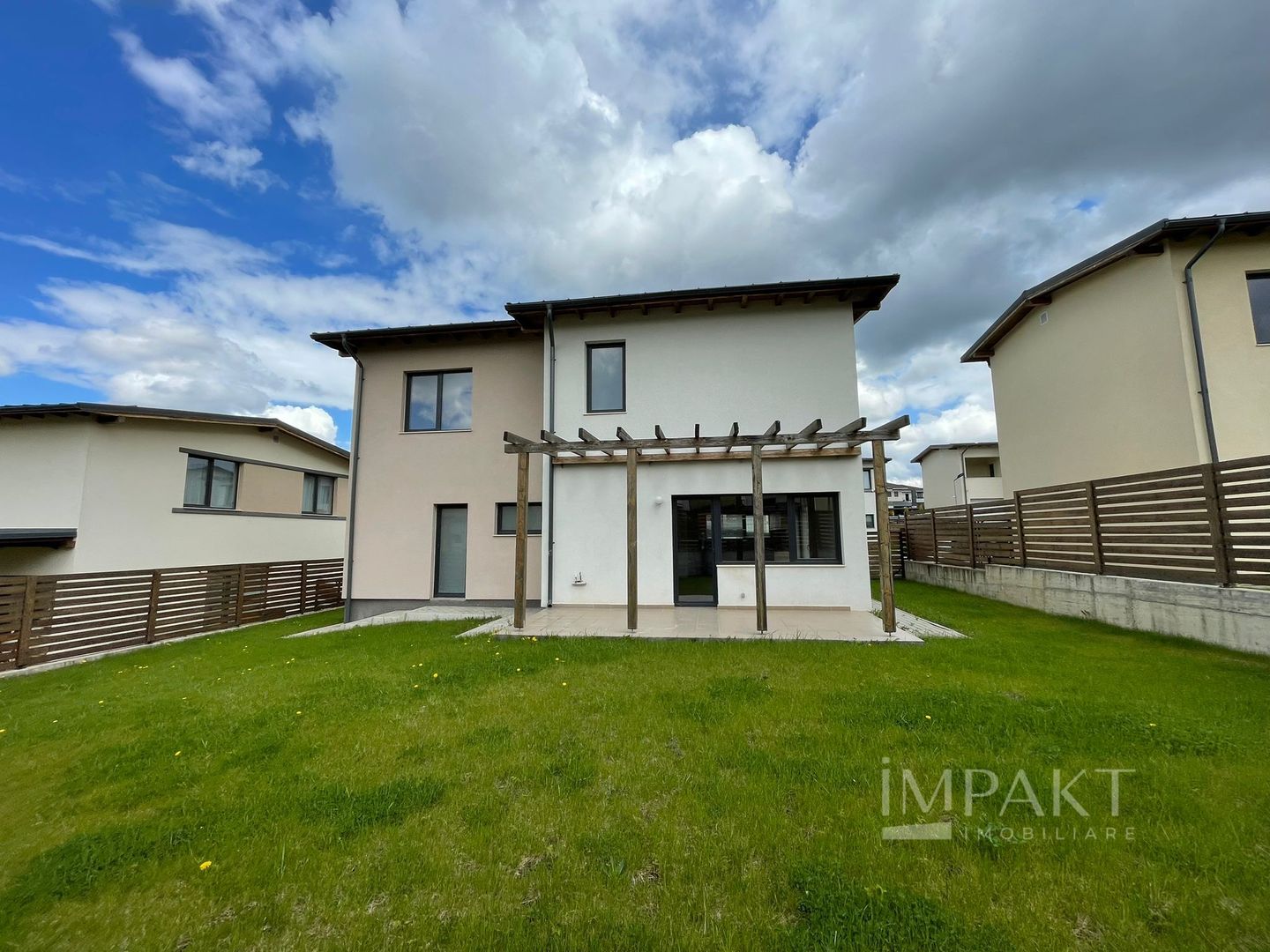 Casă / Vilă cu 4 camere de închiriat - Dezmir - Poză 2