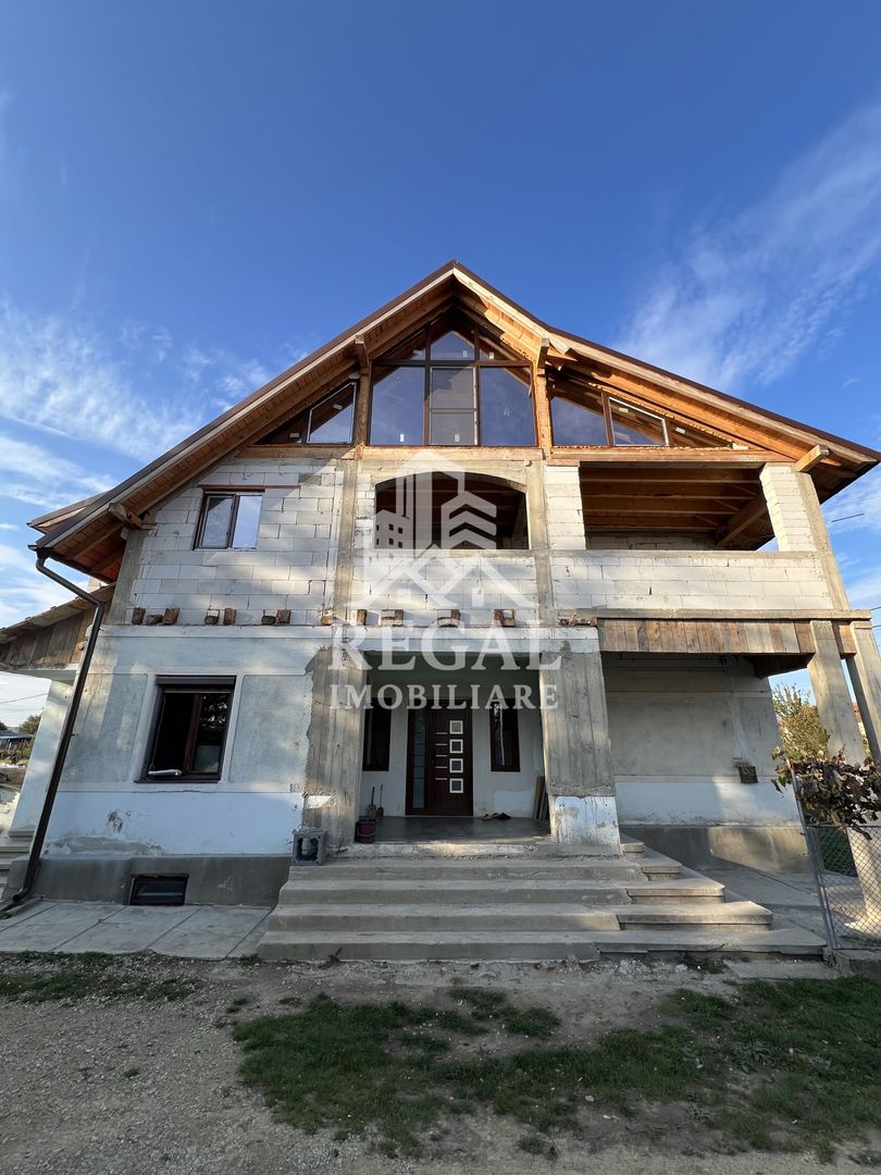 Casă spațioasă de vânzare în Ruși – pentru locuință sau investitie - Poză 1