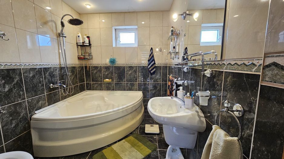 Casa 5 camere 3 bai garaj inchis si teren 700 mp utili in Lazaret - Poză 13