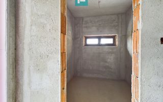 Vilă modernă pe 3 niveluri la gri în Poltura - Poză 24