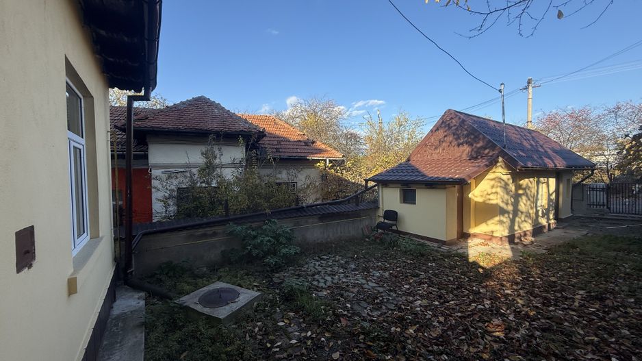 2 corpuri de Casă renovate + teren 125 mp Campina - Poză 25