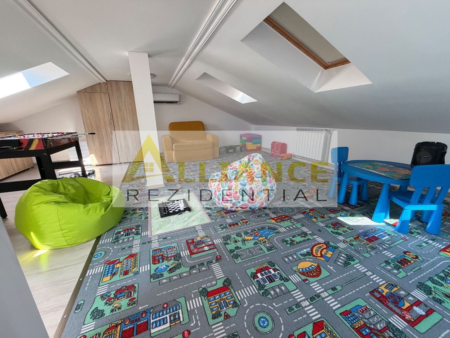 Casa P+1+M cu teren de 650 mp, piscina si curte complet amenajata - Poză 32