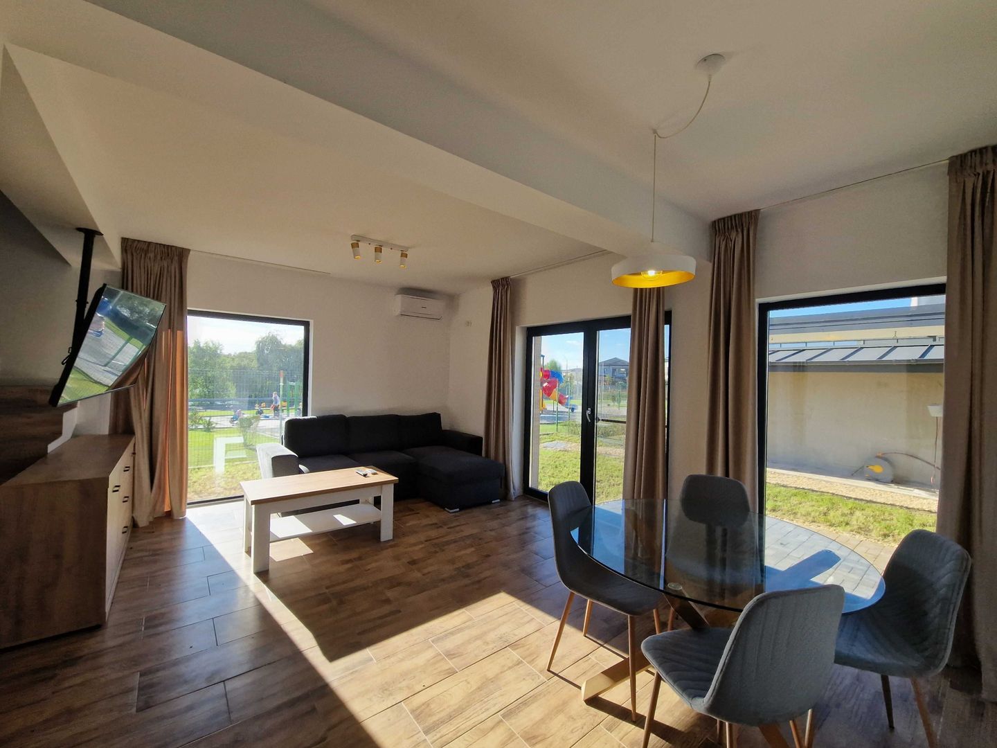 VILA DE INCHIRIAT | Tunari- langa parc. - Poză 1