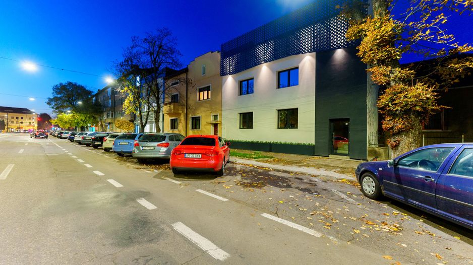 Clădire modernă P+1+M în centrul orașului - Poză 1