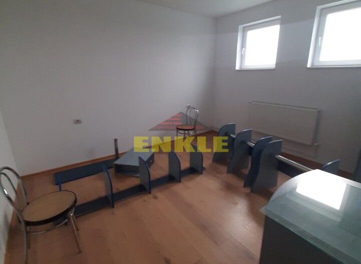 Hala 280 mp + apartament cu 4 camere la etaj /150 mp/ Zona Industriala - Poză 3