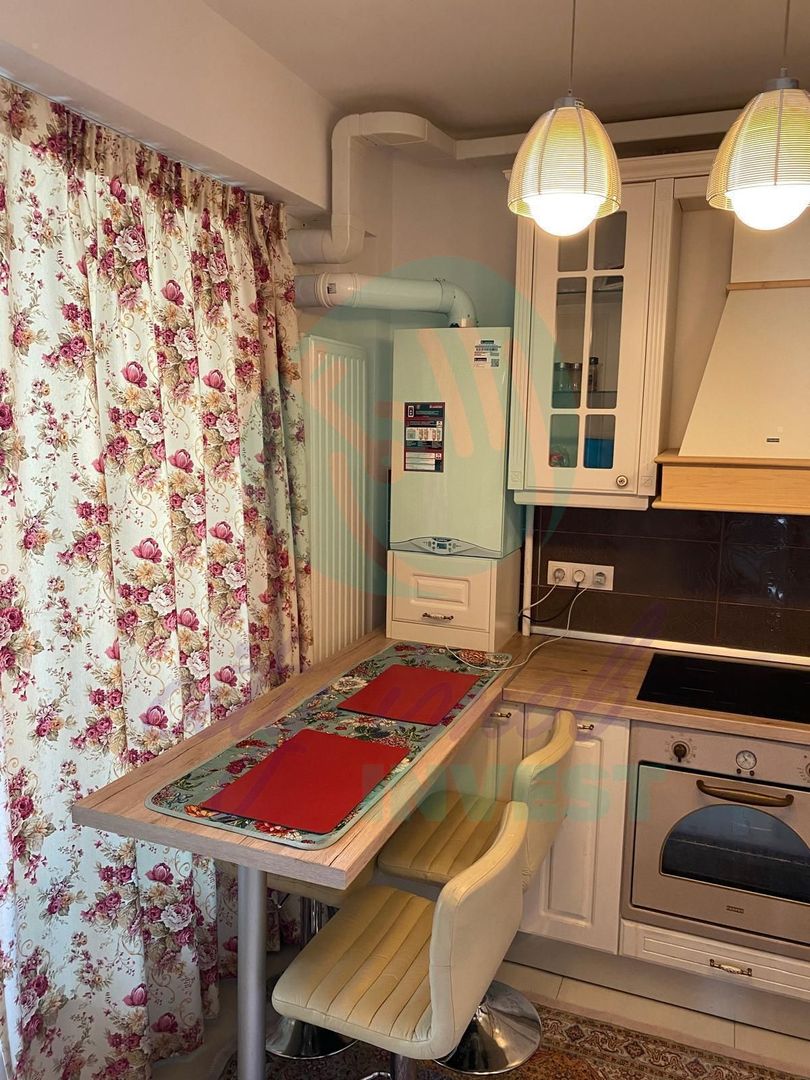 3 camere intr-o cladire cu arhitectura deosebita - Poză 2