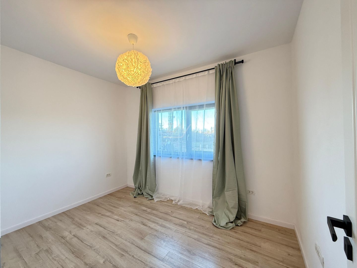 Casa moderna si cocheta. Locatie excelenta. Curte amenajata. Loc de parcare. - Poză 21