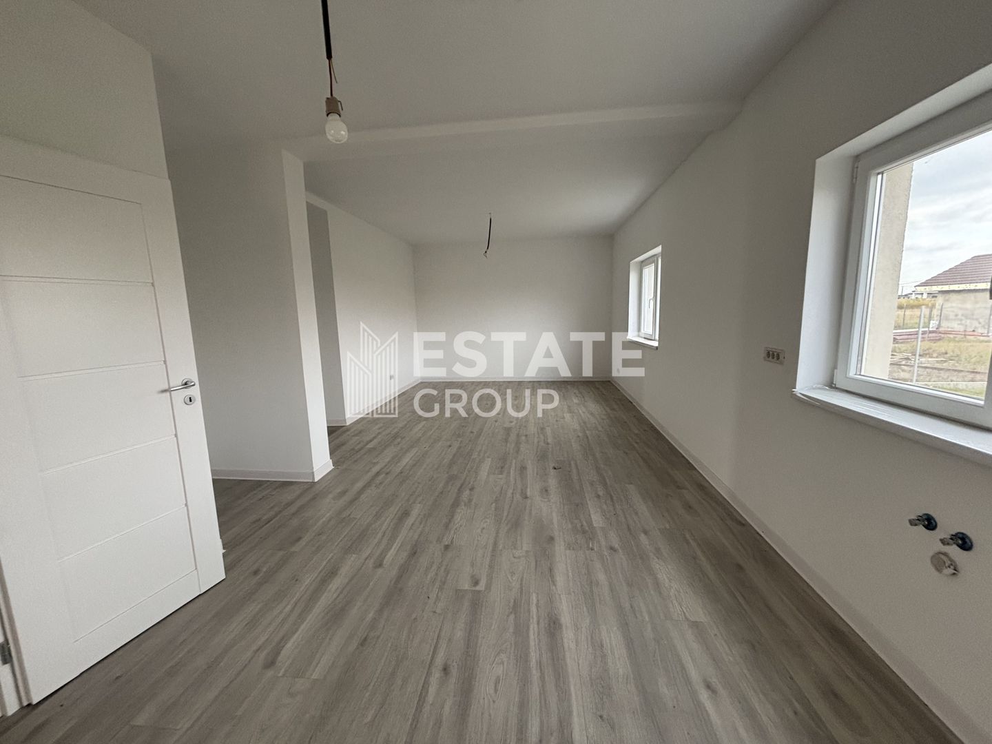 Casa individuala cu 5 camere in Mosnita Noua zona castel - Poză 1