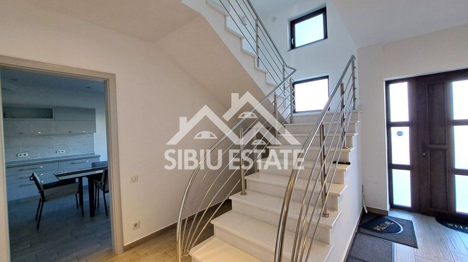 Casa cu 4 garaje, terase panoramice, teren mare - Poză 9