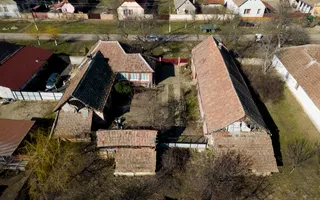 Casă cu teren generos de 2,880mp în Secusigiu - Poză 24
