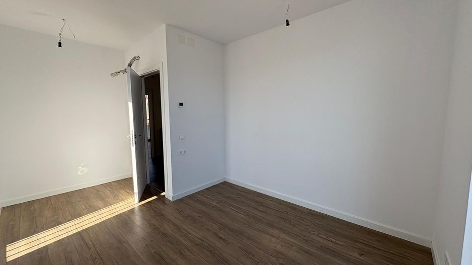 Casa 4 camere cu 2 locuri de parcare - Poză 12